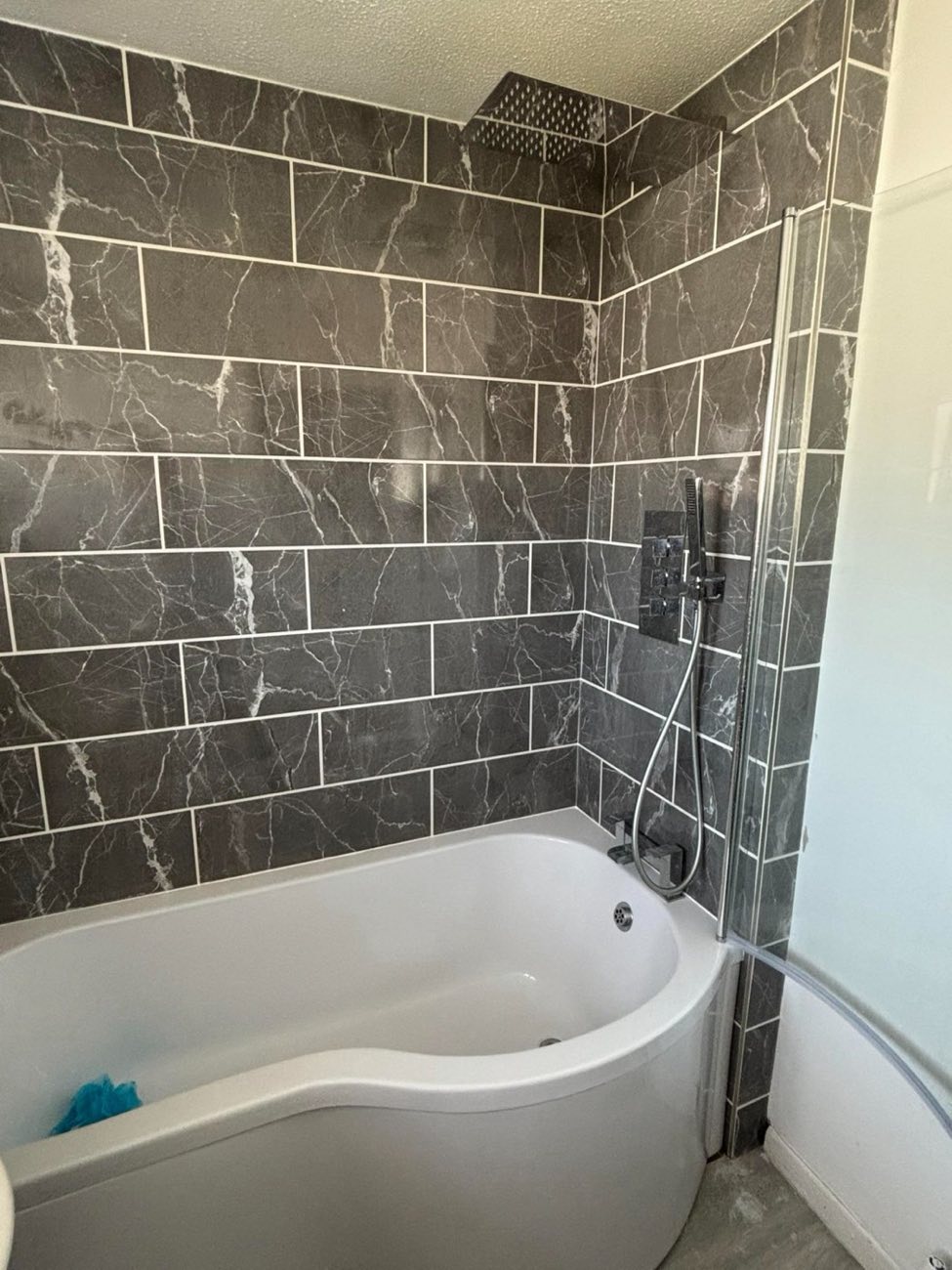 Bathroom with marble-effect wall tiles